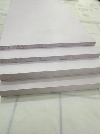 KT板是一种由聚苯乙烯（Polystyrene，缩写PS）颗粒经过发泡生成板芯，经过表面覆膜压合而成的一种新型材料，板体挺括、轻盈、不易变质、易于加工，并可直接在板上丝网印刷（丝印板）